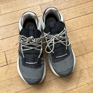 On cloud shoes size 9